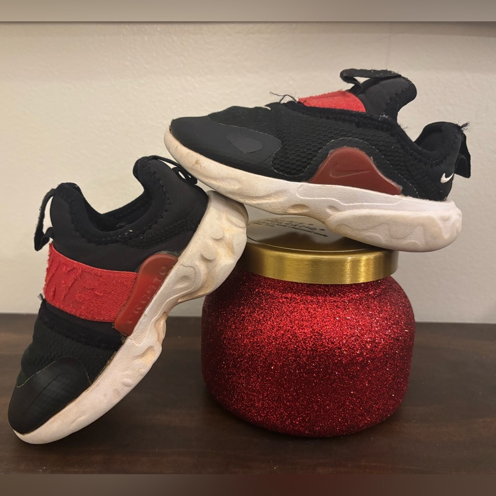 NIKE | Kids/Toddler Black and Red Sneakers Size 7C